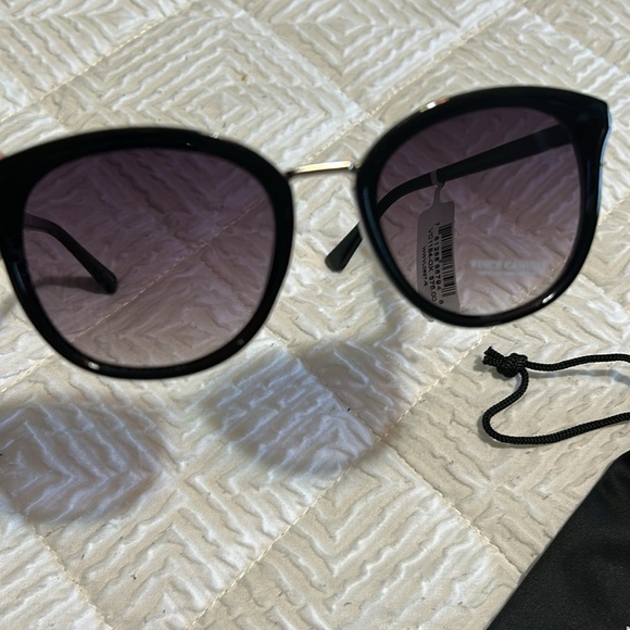 Nwt Vince Camuto sunglasses - Picture 2 of 3
